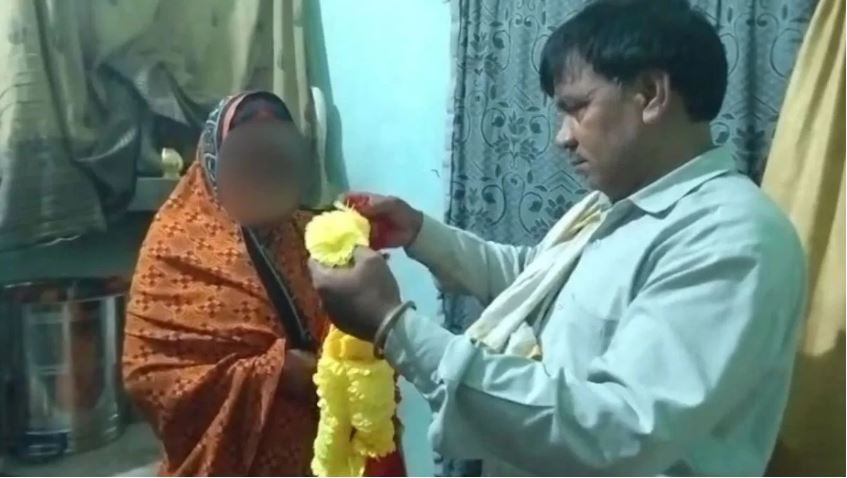 Husband caught his wife red handed with her lover