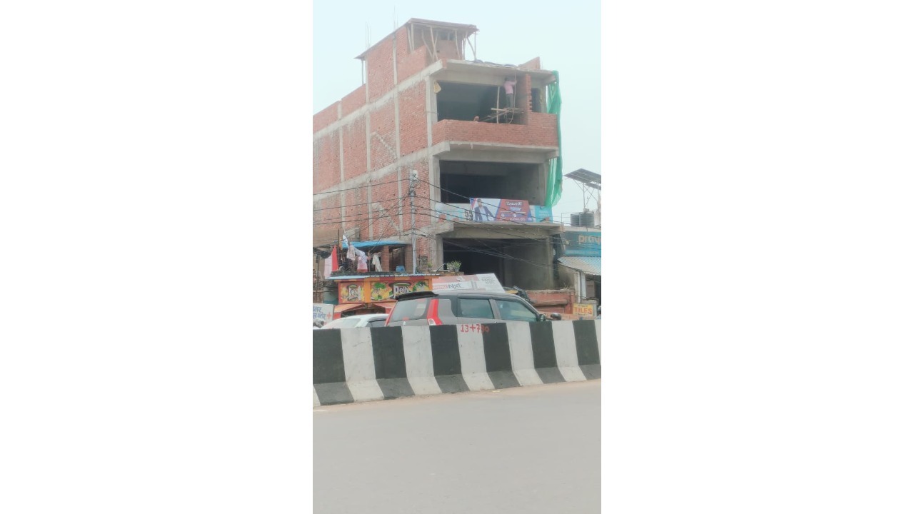 With the connivance of LDA employees, multi-storey construction is going on in the airport's no construction zone