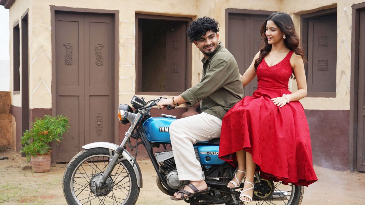 ब्रेन सर्जरी ने दिलाई 10 साल पुराने दर्द से राहत ट्राइजेमिनल न्यूराल्जिया से जूझते सोशल वर्कर को नई जिंदगी मुंबई (अनिल बेदाग): ग्लेनेईगल्स अस्पताल के डॉक्टरों ने समय पर की गई सफल ब्रेन सर्जरी से 56 वर्षीय सोशल वर्कर सुशील वर्मा को असहनीय दर्द से निजात दिलाई। पिछले दस वर्षों से वे ट्राइजेमिनल न्यूराल्जिया नामक गंभीर बीमारी से पीड़ित थे, जिसे दुनिया की सबसे तीव्र दर्द वाली स्थिति माना जाता है। सुशील वर्मा कई सालों तक चेहरे में बिजली के झटकों जैसे दर्द से जूझते रहे। शुरुआती दिनों में बीमारी की सही पहचान नहीं हो सकी। दांत निकलवाने से लेकर तरह-तरह की दवाइयां लेने तक सब कुछ आजमाया गया, लेकिन कोई फायदा नहीं हुआ। दर्द इतना बढ़ गया कि उन्होंने खाना, बोलना और हंसना तक छोड़ दिया। धीरे-धीरे वे डिप्रेशन में चले गए और जिंदगी खत्म करने तक का विचार करने लगे। डॉक्टरों की टीम और सटीक सर्जरी ग्लेनेईगल्स अस्पताल के इंटरवेंशनल न्यूरोलॉजी व हेड, न्यूरोसर्जरी एवं स्पाइन विभाग के डायरेक्टर डॉ. नितिन डांगे, डॉ. कुणाल भाटिया और डॉ. मयूर घराट ने मरीज की जांच कर पाया कि उनके मस्तिष्क की एक नस पर धमनी दबाव डाल रही थी। इसके इलाज के लिए माइक्रोवास्कुलर डीकम्प्रेशन (MVD) सर्जरी की गई। इस प्रक्रिया में नस को दबाव से मुक्त कर सुरक्षा कुशन लगाया गया। करीब तीन घंटे चली इस सर्जरी के बाद सुशील को तुरंत दर्द से राहत मिल गई। मरीज की खुशी और डॉक्टरों का संदेश सुशील वर्मा का कहना है, “पिछले 10 साल तक मैंने असहनीय दर्द सहा, जिससे जीवन नर्क बन गया था। लेकिन डॉक्टरों की मेहनत की वजह से आज मैं बिना दवा और बिना दर्द के सामान्य जीवन जी रहा हूं। यह मेरे लिए नई जिंदगी है।” डॉ. नितिन डांगे ने बताया कि अगर समय रहते सही इलाज न किया जाए तो मरीज को कमजोरी, वजन कम होना और मानसिक तनाव जैसी समस्याएं हो सकती हैं। उन्होंने कहा कि एमवीडी सर्जरी समय पर की जाए तो मरीज का जीवन पूरी तरह बदल सकता है। After “Pink Sari” now Sanju Rathod is famous with “Sundari”