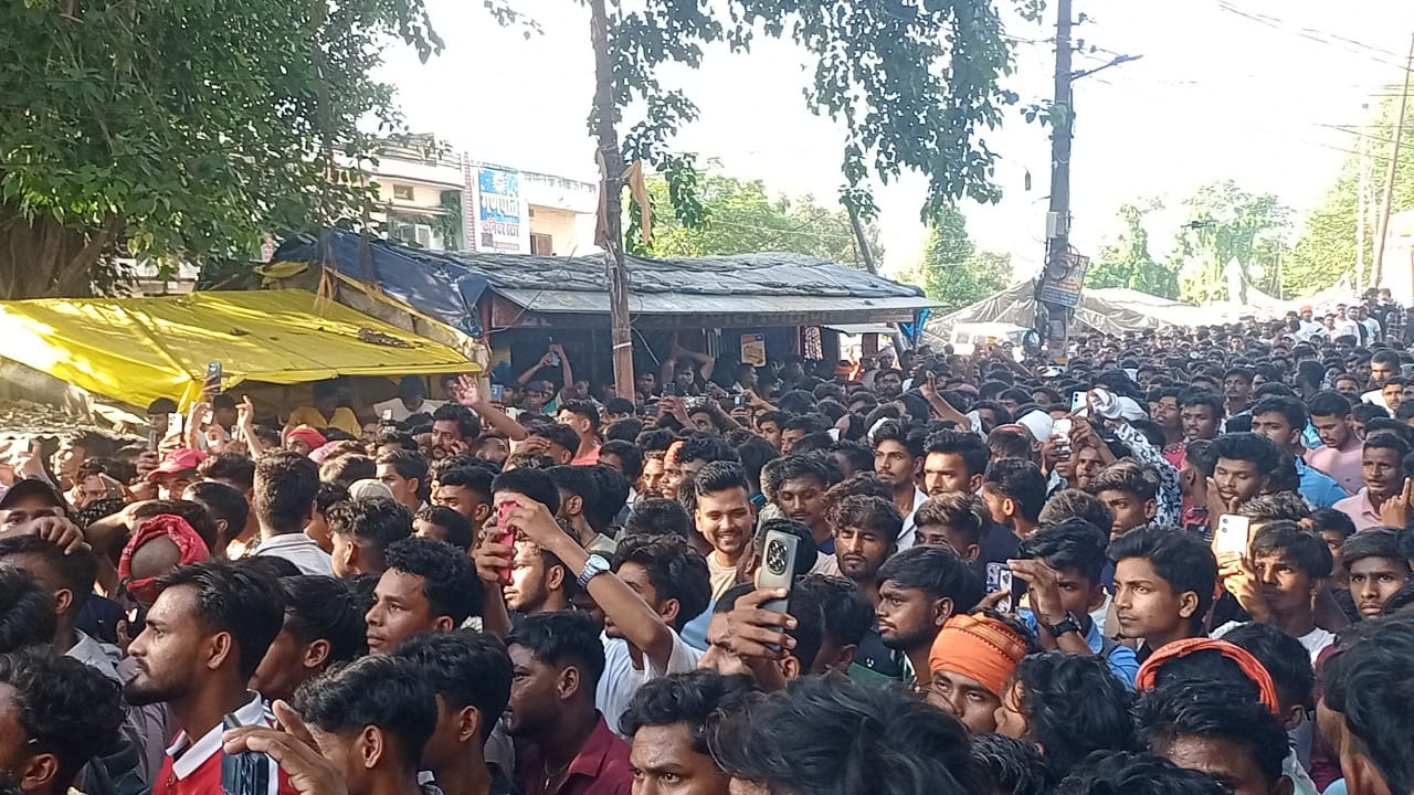 Bhatni's procession became a center of attraction among the youth and the townspeople