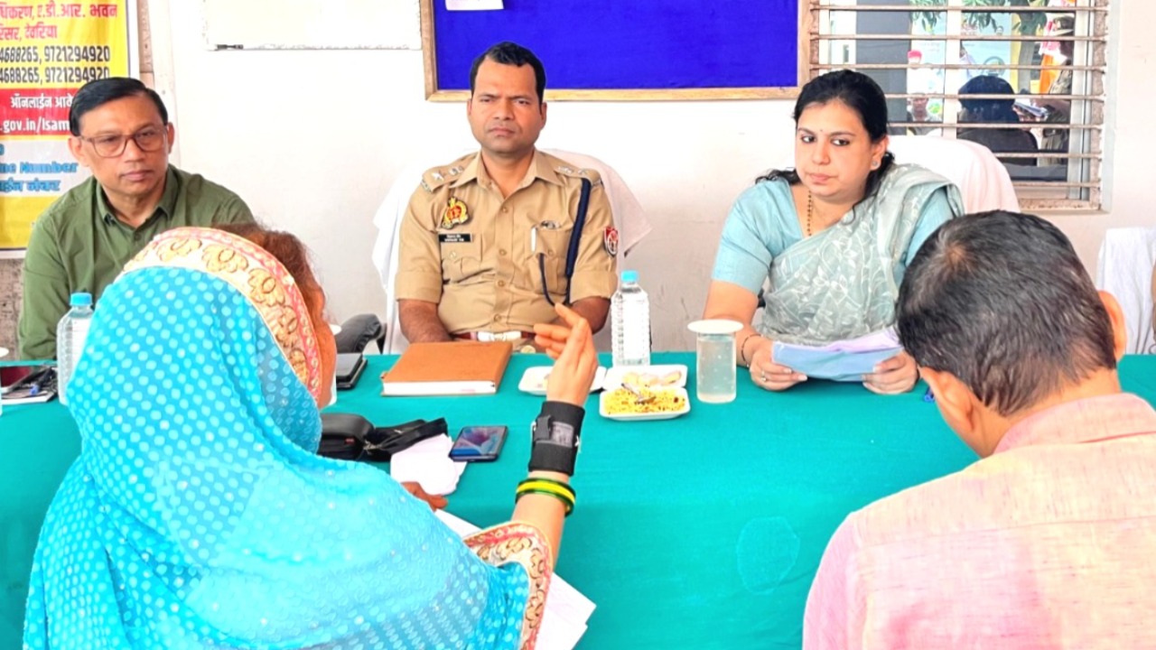 Problems heard by District Magistrate Deoria and Superintendent of Police Deoria at Police Station Kotwali on the occasion of Police Station Solution Day