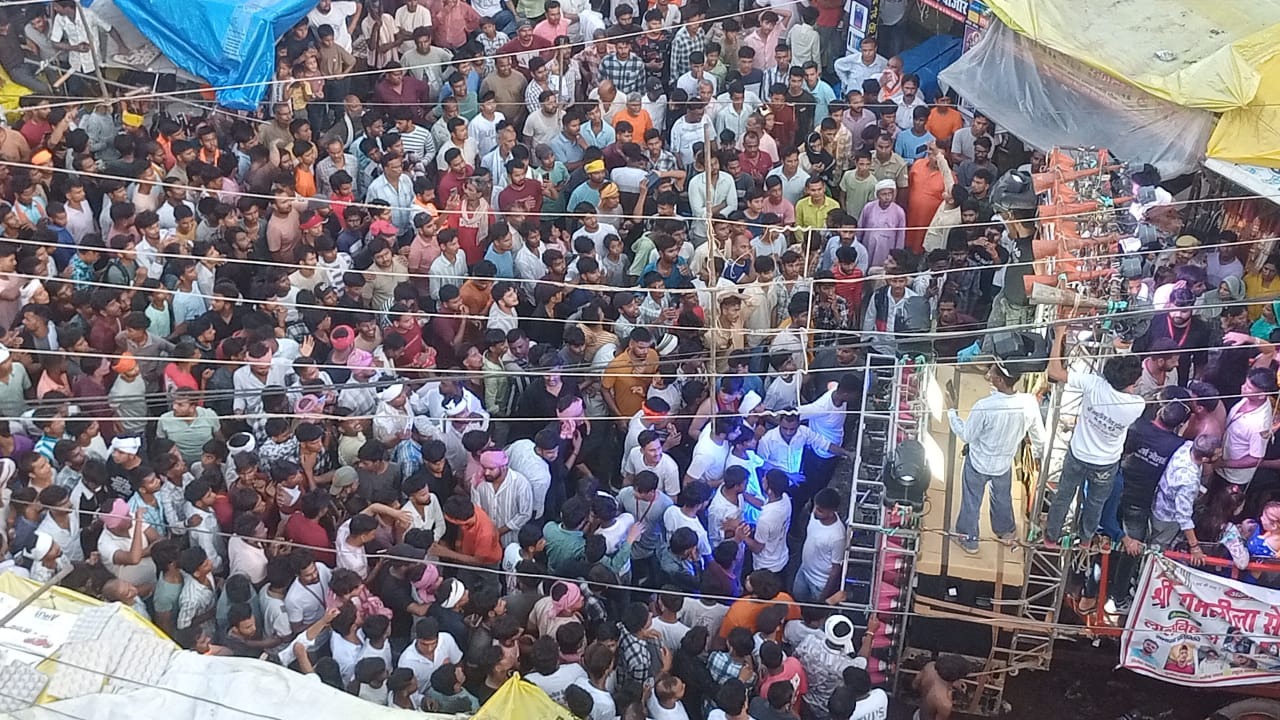 Bhatni's procession became a center of attraction among the youth and the townspeople