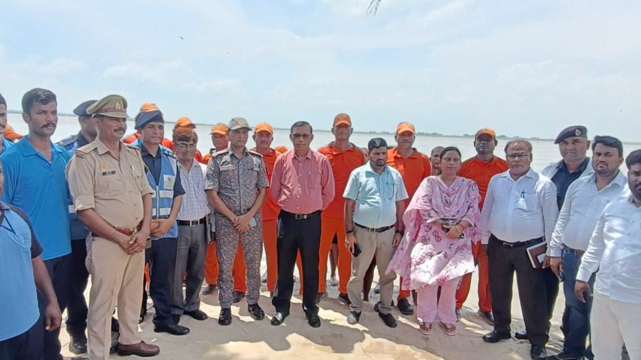 The NDRF team conducted a mock drill to prevent flood disaster in Barhaj tehsil of Deoria district, gave important information to the villagers