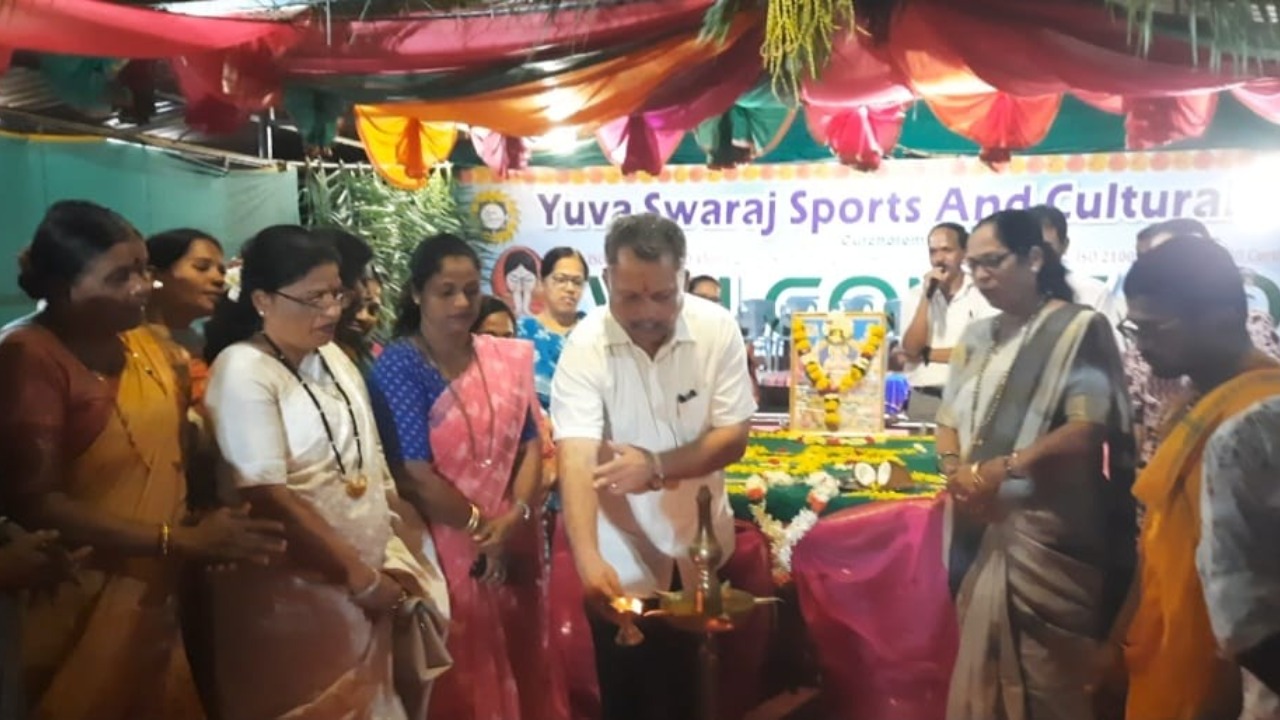Garba Dandiya workshop was inaugurated by lighting the lamp at 8 pm in Annapurna Complex of Jai Santoshi Mata