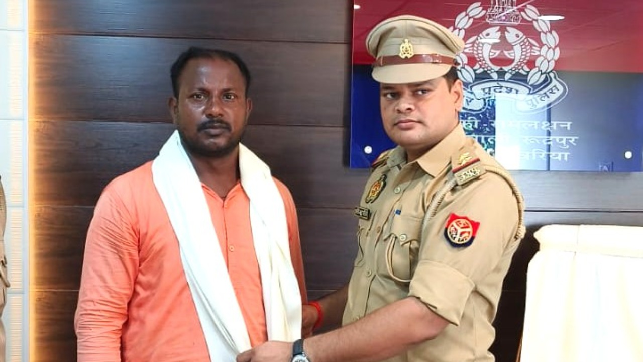 A student jumped into a drain due to mental stress, a young man saved her life by jumping into it
