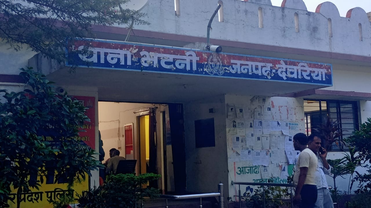 There was a commotion in the area when the employee saw him taking bribe and a huge crowd gathered at the spot