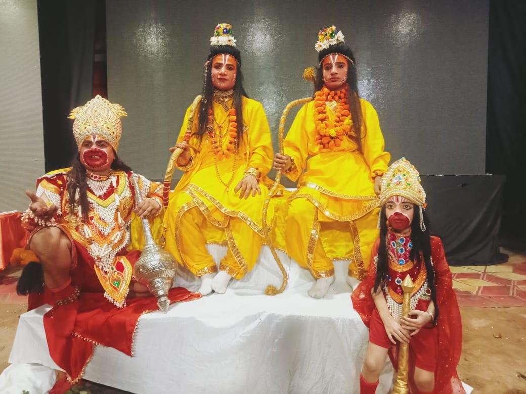 The audience was thrilled to see the burning of Lanka, cheers for Mahavira echoed.