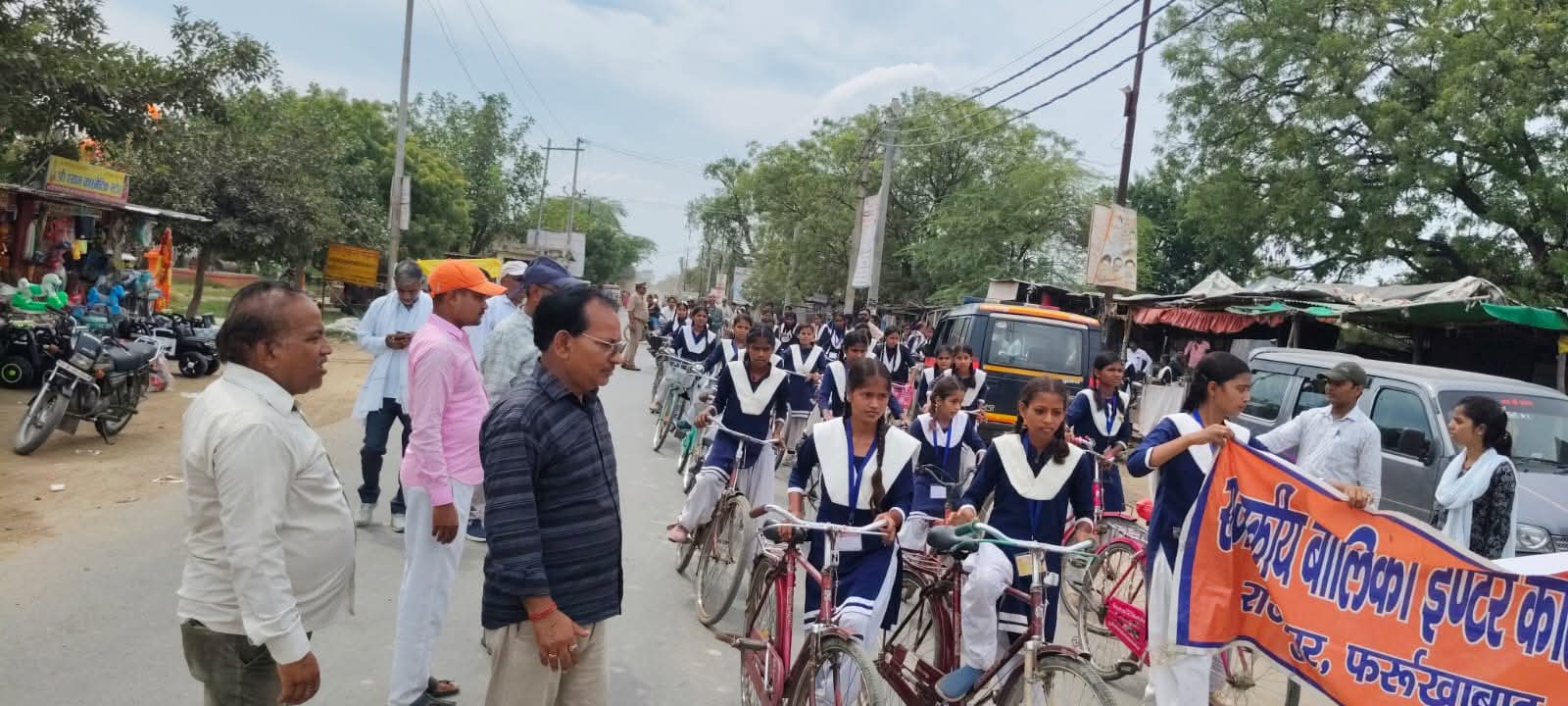 A large number of students, teachers, officials and villagers participated enthusiastically in the rally.