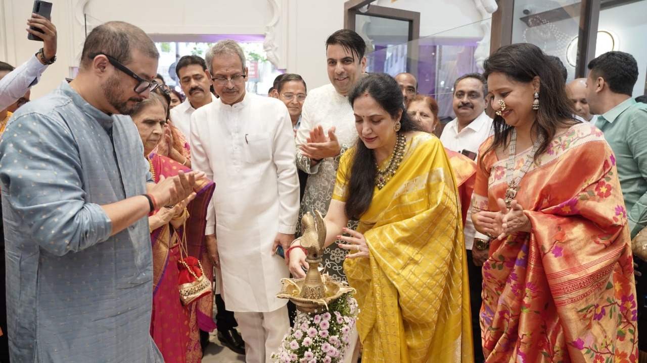 Opens new grand store in Dadar, Mumbai