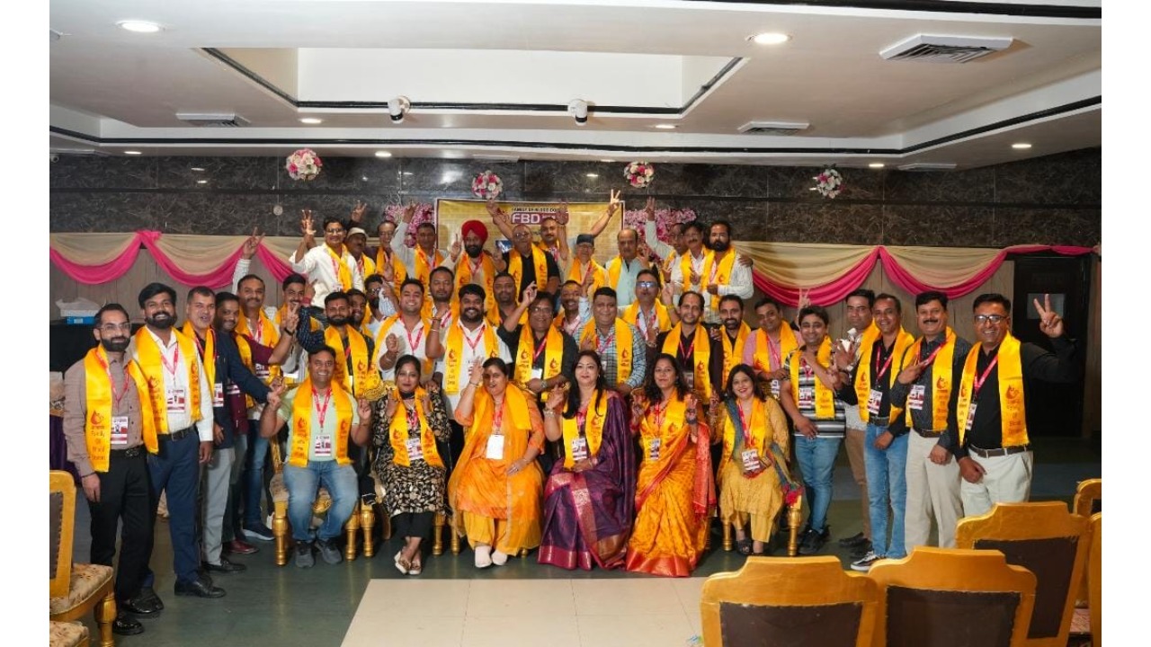 Double centurion blood donors Deepak Kumar Panghal (Muzaffarnagar) and Pradeep Israni (Varanasi) were the chief guests.