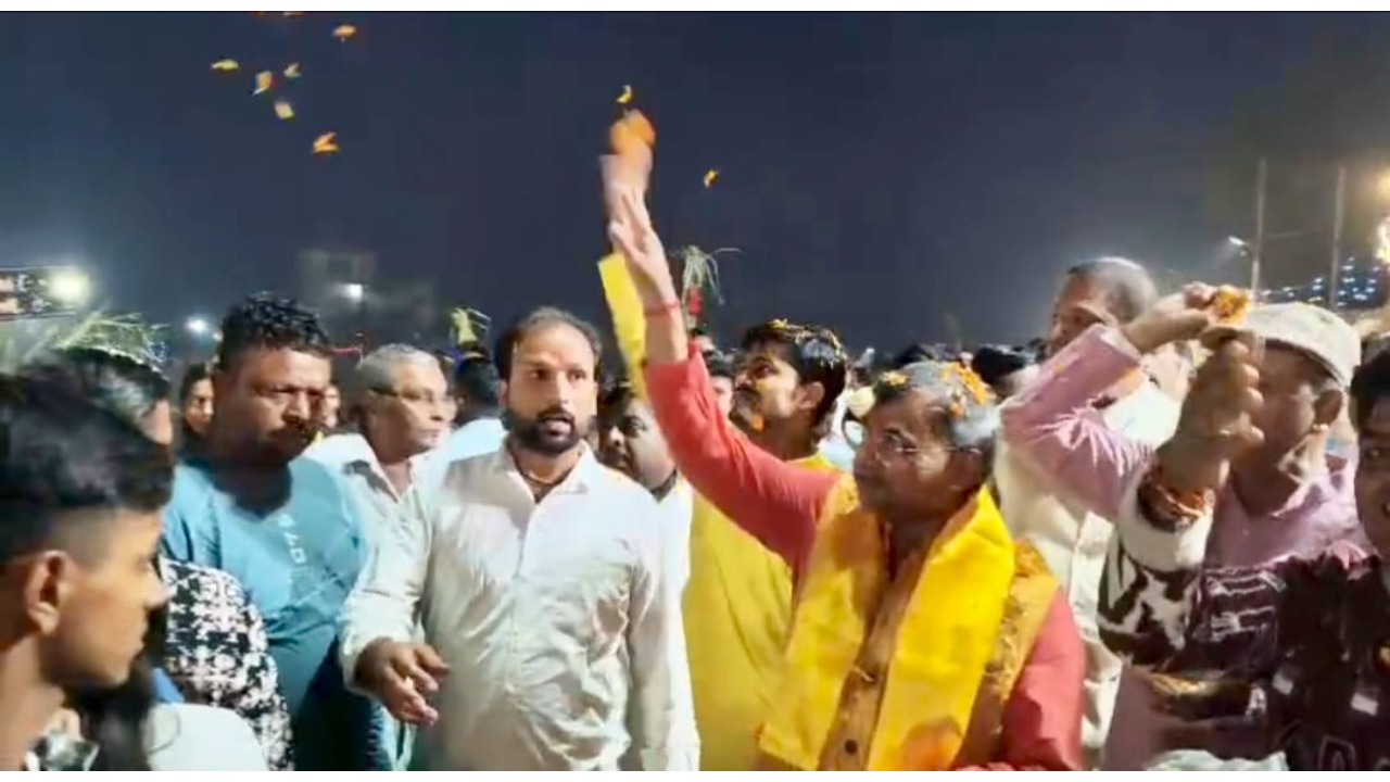 The Mayor and Municipal Commissioner showered flowers on the devotees and wished them well.