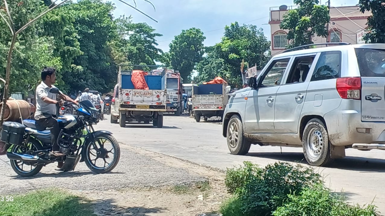 The morale of the encroachers has increased, both sides of the road in Chhatapur block headquarters are being occupied openly.