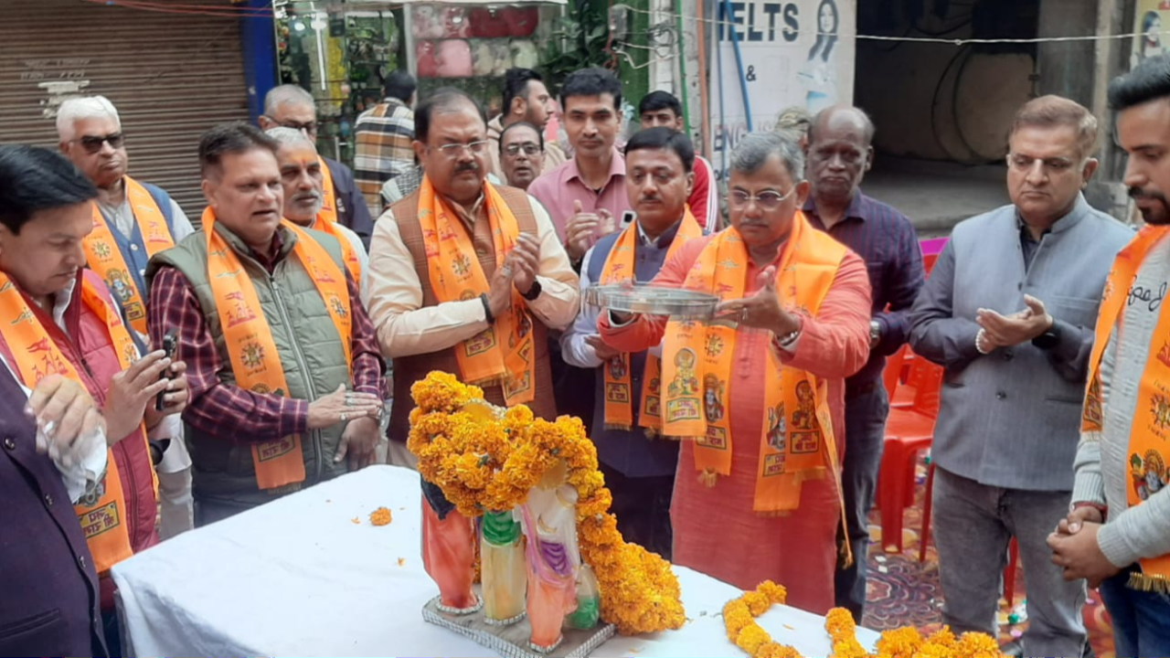 The flag hoisting ceremony at the Shri Ram Temple in Ayodhya Dham was telecast live on LED screen.