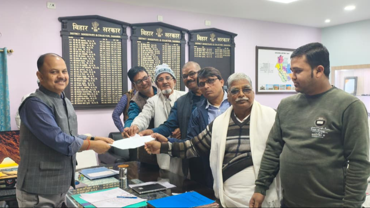 The Grand Alliance submitted a memorandum to the District Magistrate in the name of the Chief Minister for compensation to the farmers' crops.