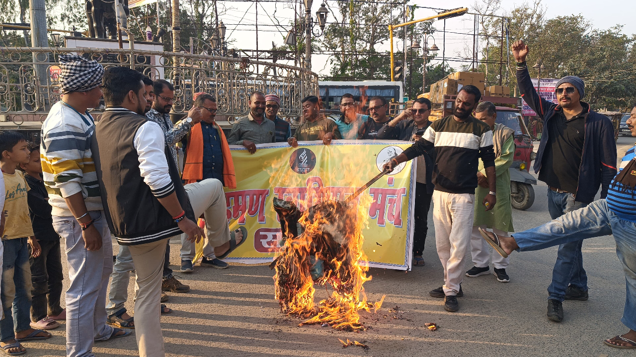 Brahmin Swabhiman Manch burnt the effigy of IAS Santosh Verma at Veer Kunwar Singh Chowk.