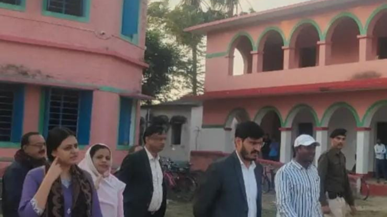 District Magistrate conducts surprise inspection of schools, stresses on safety and education, warns against negligence