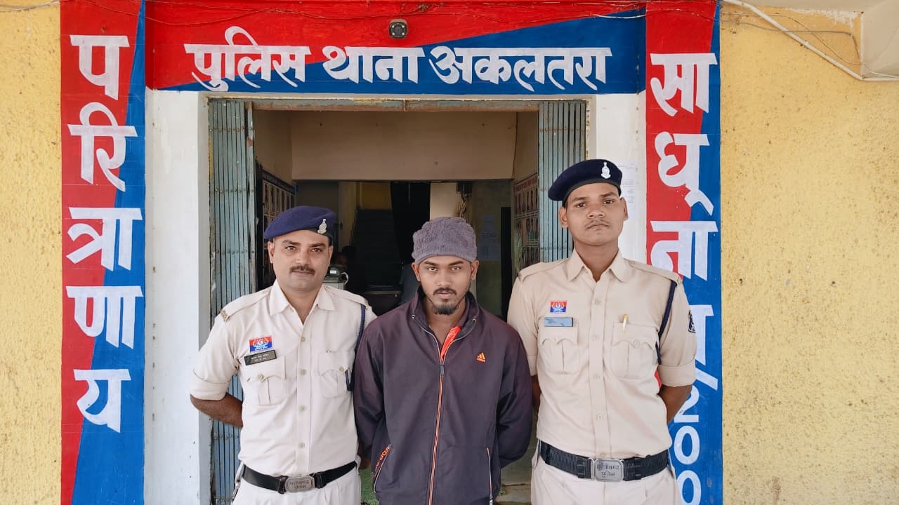 The accused was arrested in the case of kidnapping a minor girl. Action taken by Akaltara police.