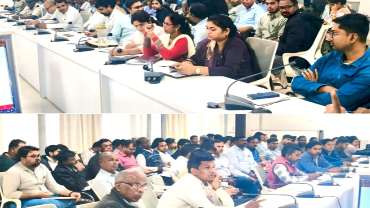 Additional Collector Baleshwar Ram held a joint meeting of the Revenue Department and the Agriculture Department regarding the pending Khasra in the Agristack portal.