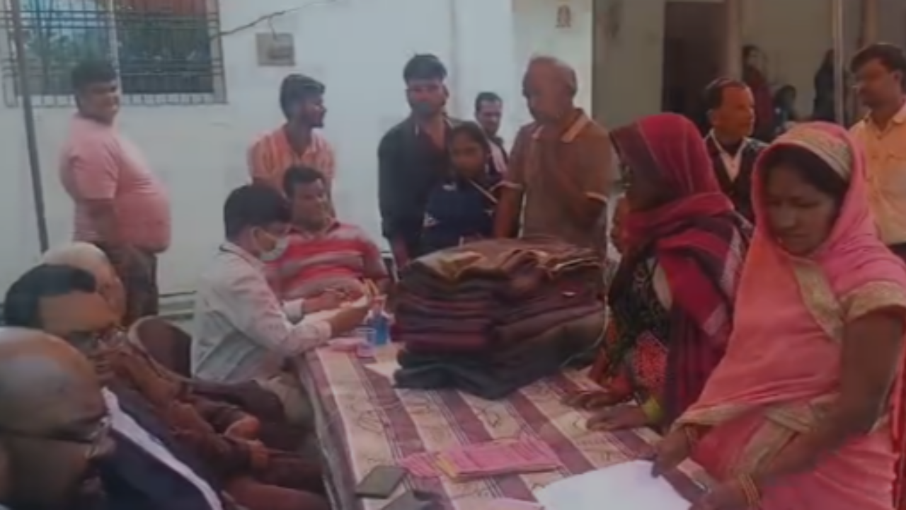 Free health camp and blanket distribution in Behra Dabar village of Bhatni