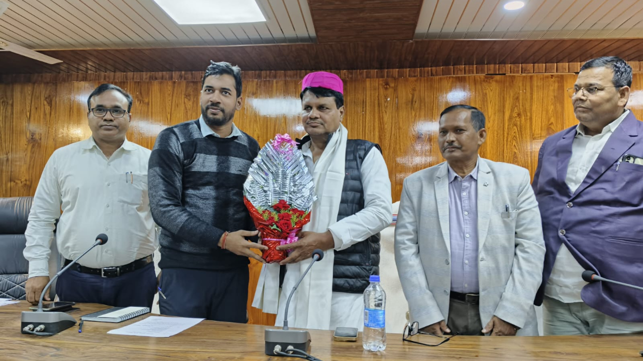 The newly elected MLA held a review meeting with officials of various departments in the auditorium of the Nagar Panchayat office.