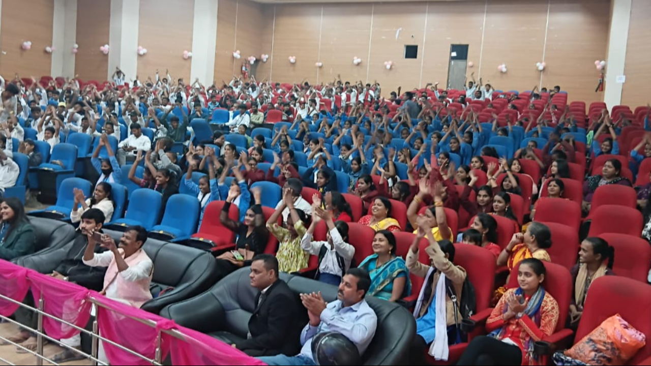 The two-day district level art festival award distribution ceremony concluded in the auditorium.