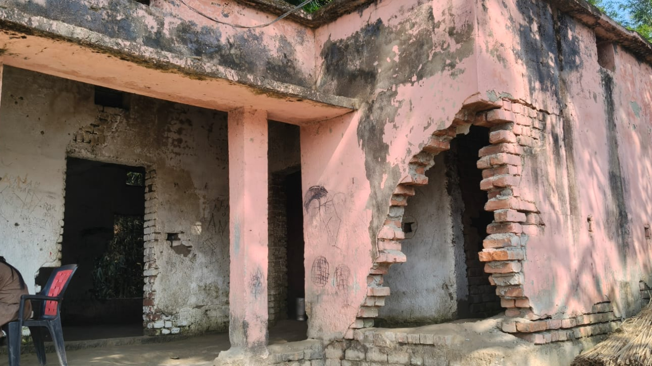 The dilapidated school building makes it difficult for children to study in the open; teachers are forced to do so, there is a possibility of a major accident.