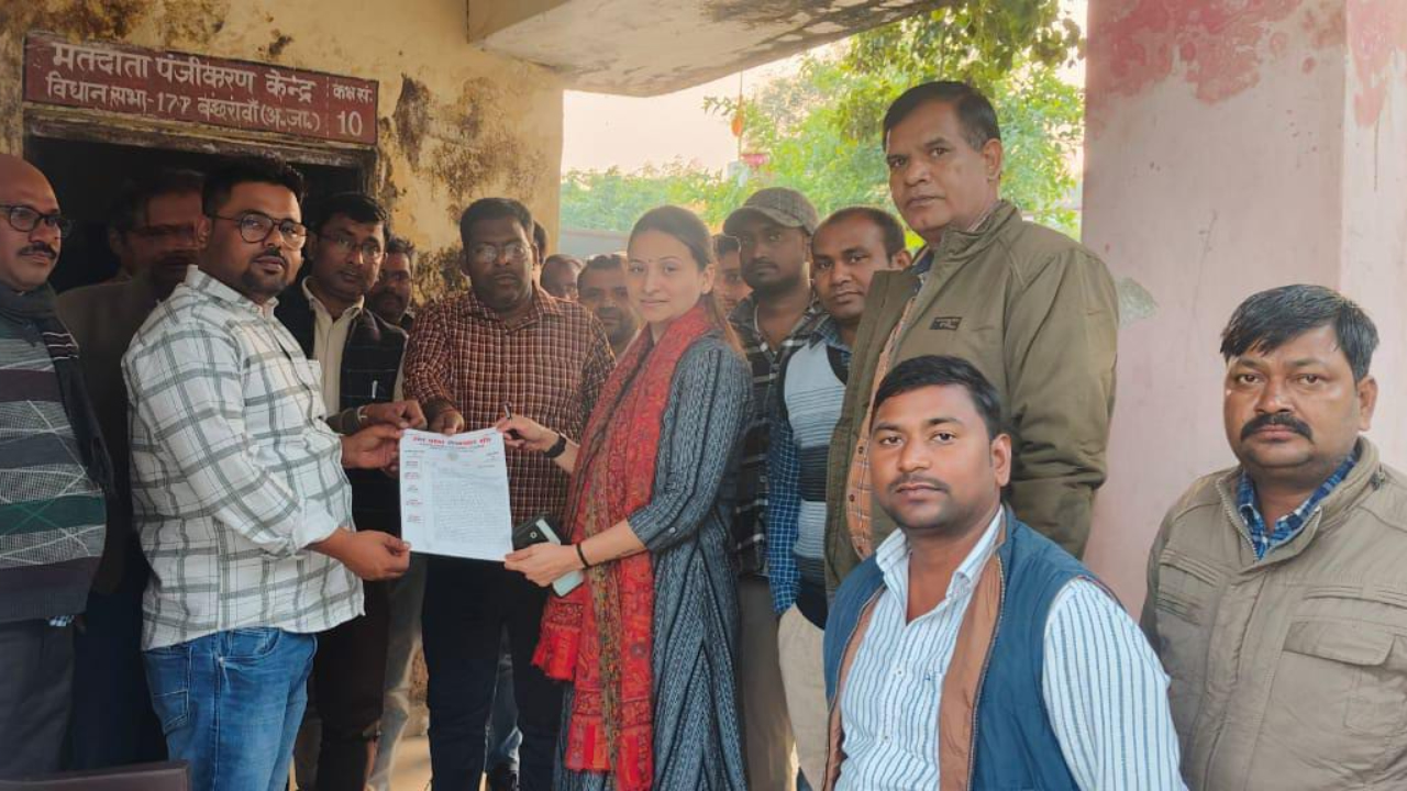 Lekhpals sit on strike over the death of Lekhpal Sudhir