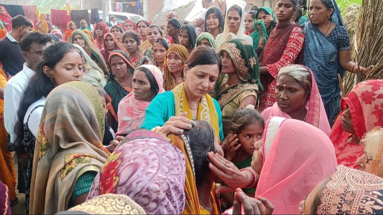 Kamala Foundation President Poonam Singh visited the villages and resolved the problems.