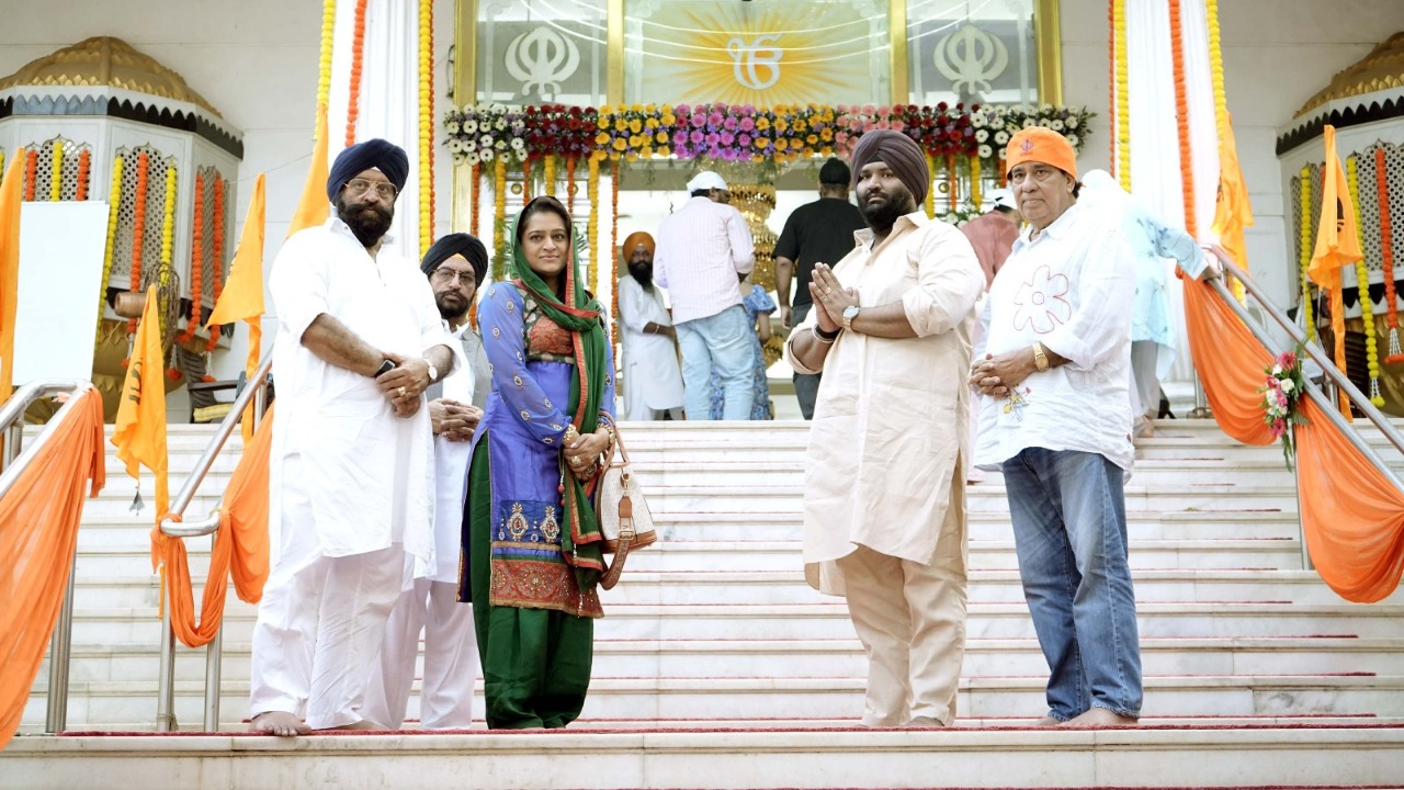 Film stars pay homage to Guru Nanak at Char Bangla Gurdwara