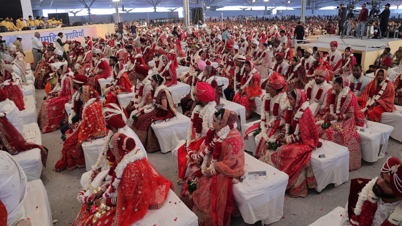 126 brides and grooms tied the knot at the same venue, sending a beautiful message of unity and simplicity.