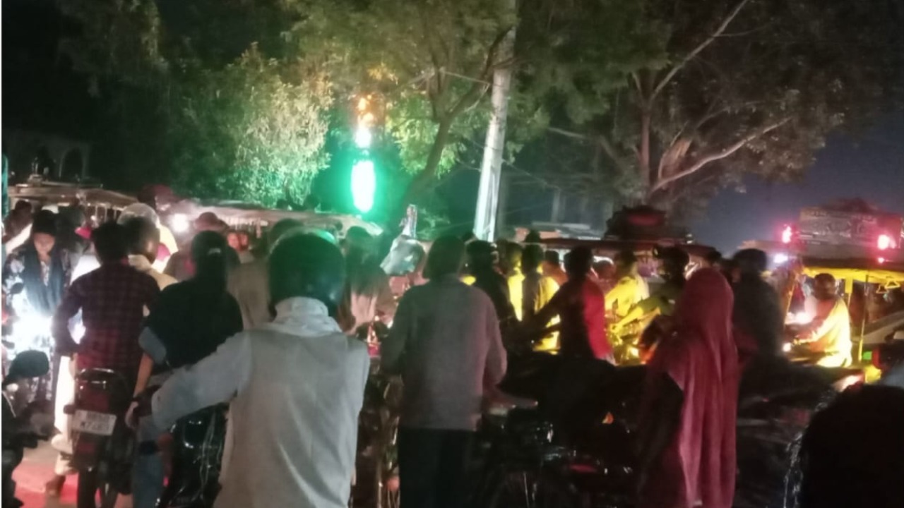 How long will the residents of Triveniganj city have to face the problem of traffic jam?