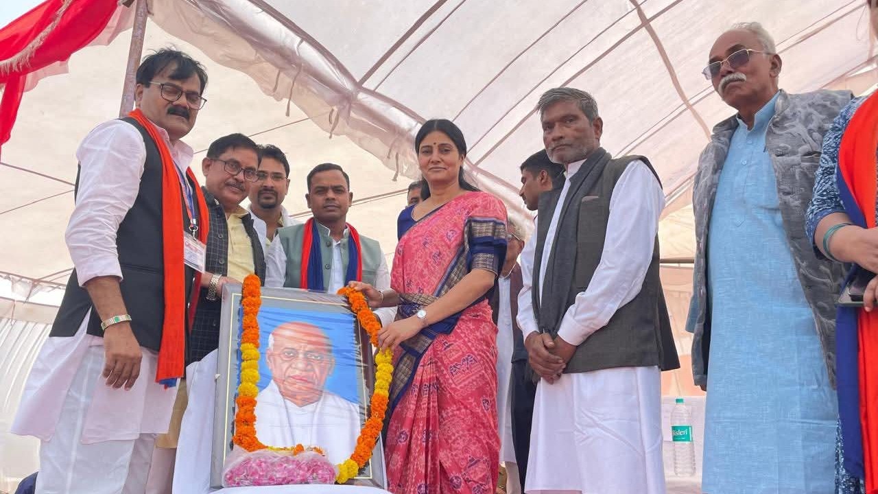 Union Minister Anupriya Patel unveiled the statue of Sardar Patel and a huge crowd gathered there.