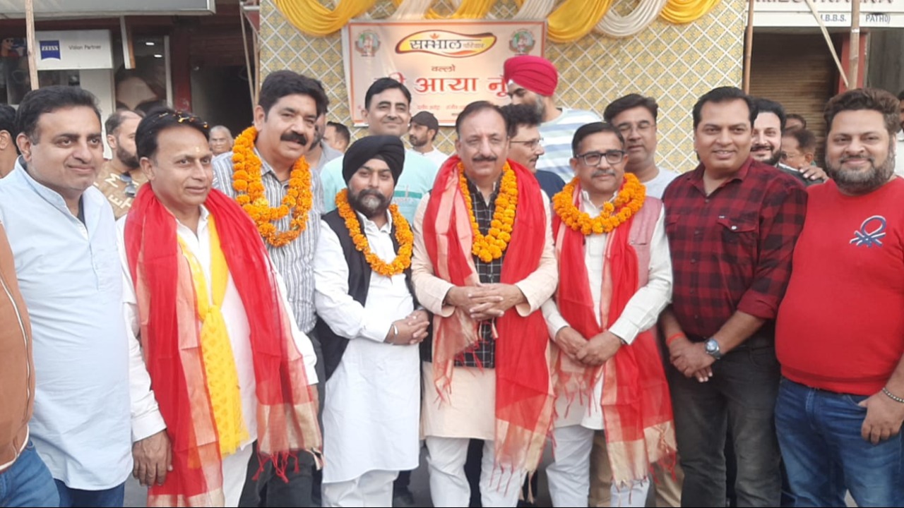 This procession was given a grand welcome by all the social and political organizations of the city.