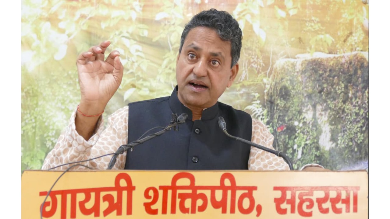 Chanting the Gayatri Mantra brings vital energy, wisdom and good knowledge: Dr. Arun Jaiswal