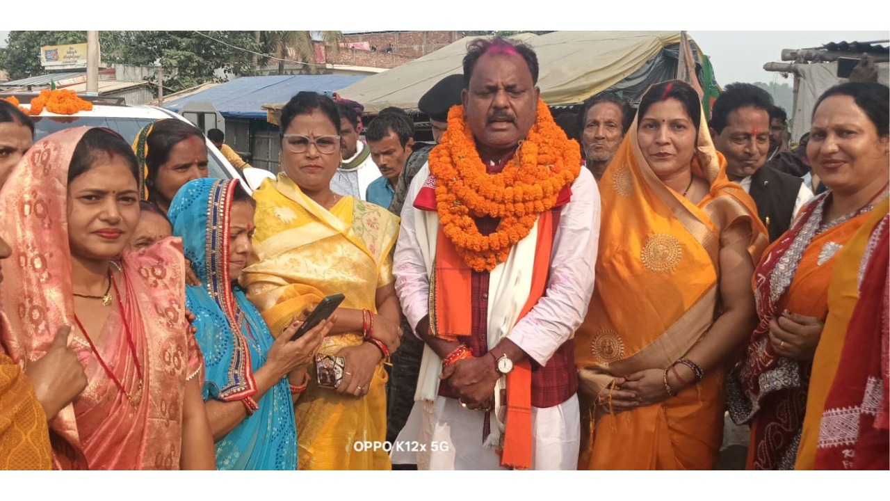 NDA's gratitude-blessing yatra in Barari, MLA Vijay Singh Nishad received a grand welcome at various places