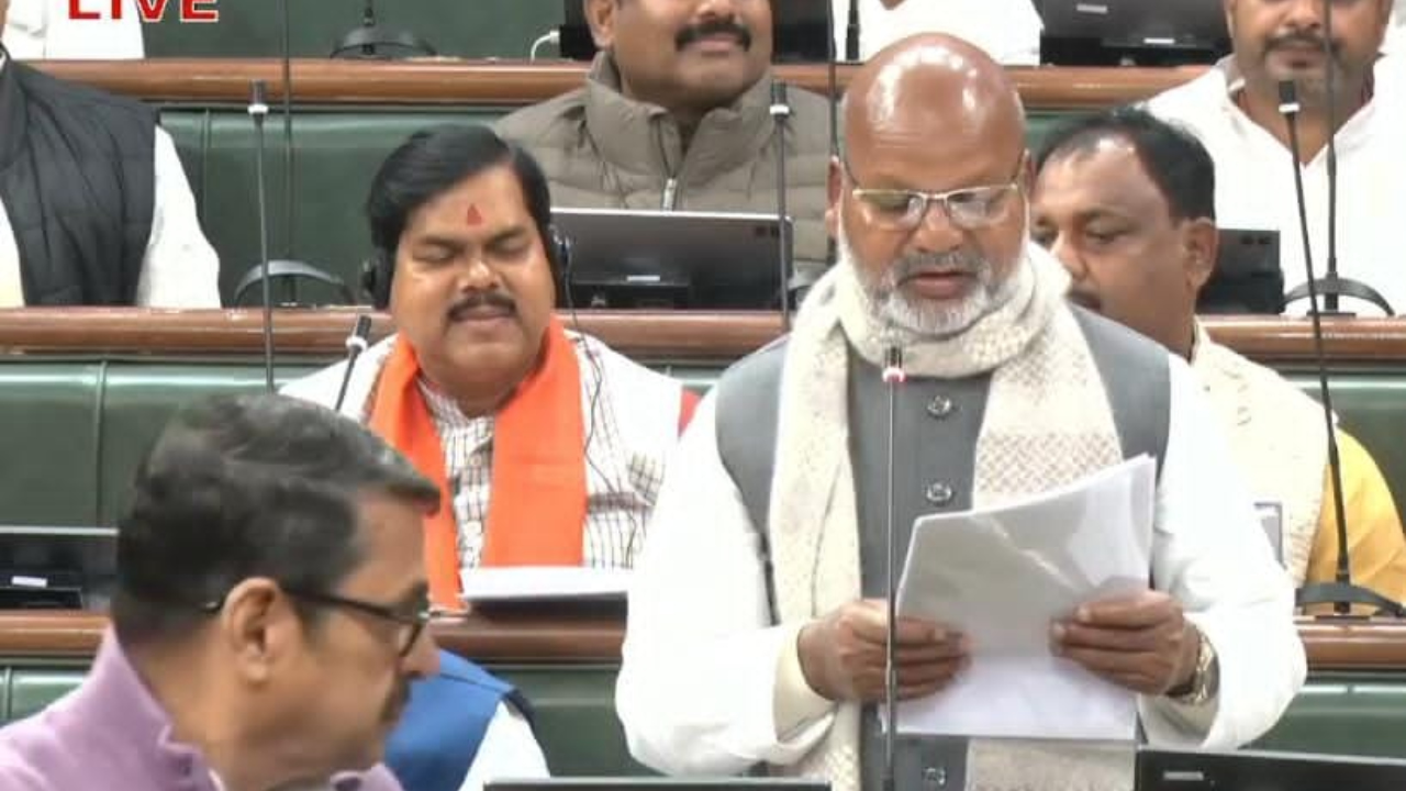 Sonvarsha MLA Ratnesh Sada set a remarkable example by taking oath in Sanskrit.