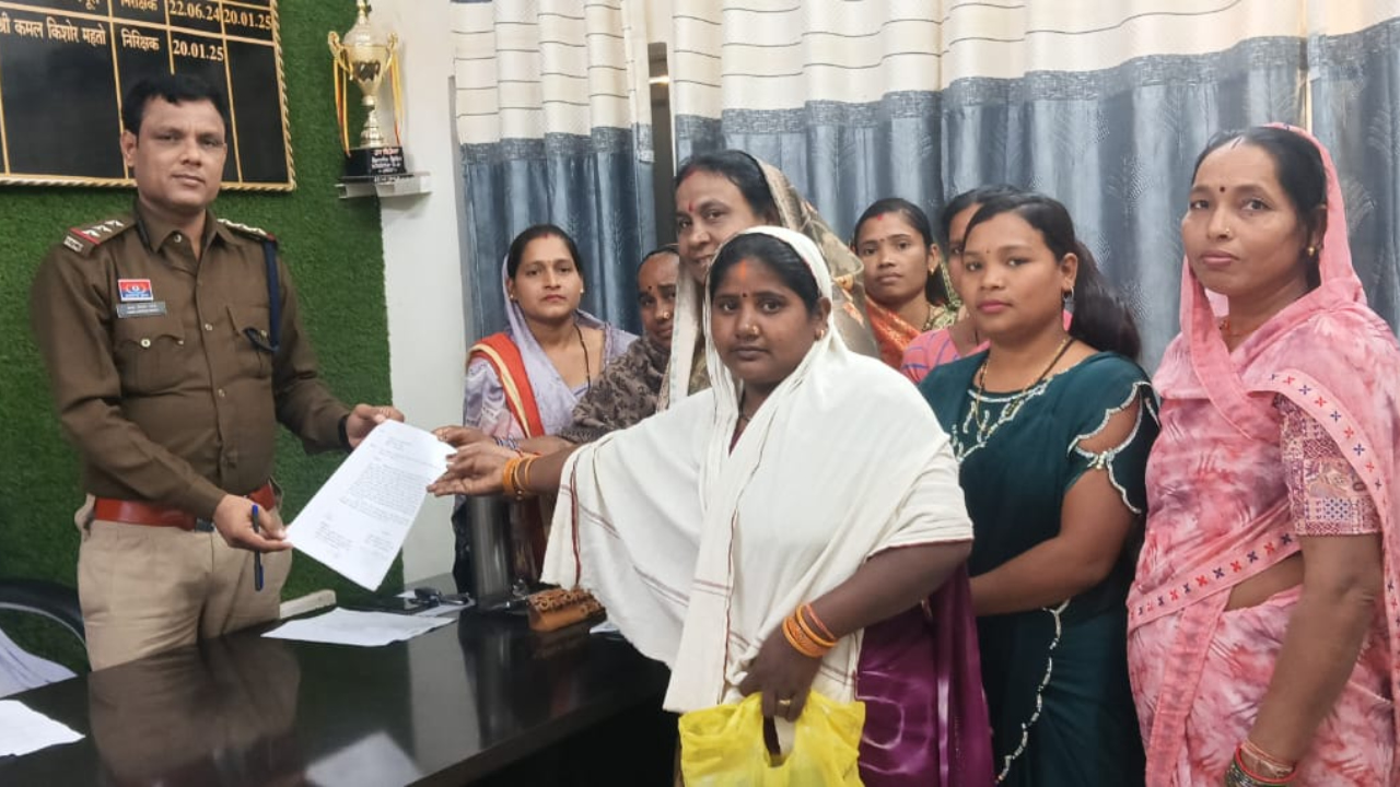 An application was given to the Dabhra police station to stop the people who are illegally making and selling Mahua liquor and to take legal action against them.