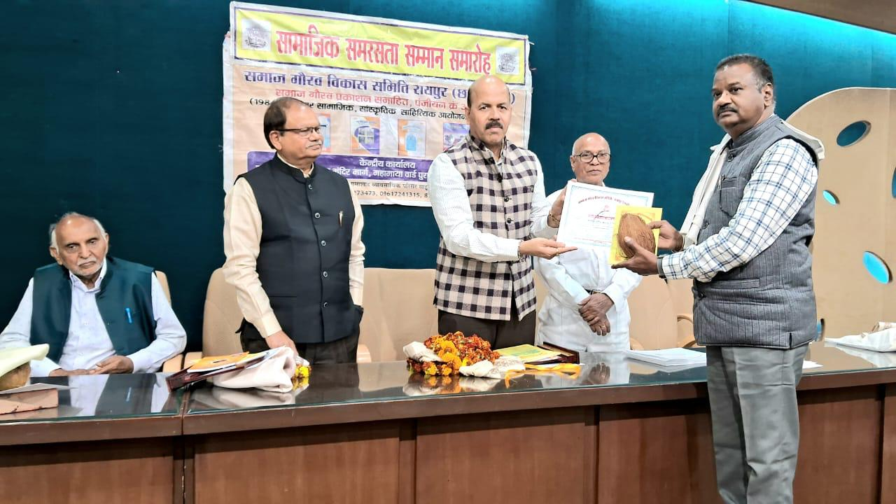 Dhananjay Rathore, the pride of administrative services, was honored at the state-level social talent award ceremony.