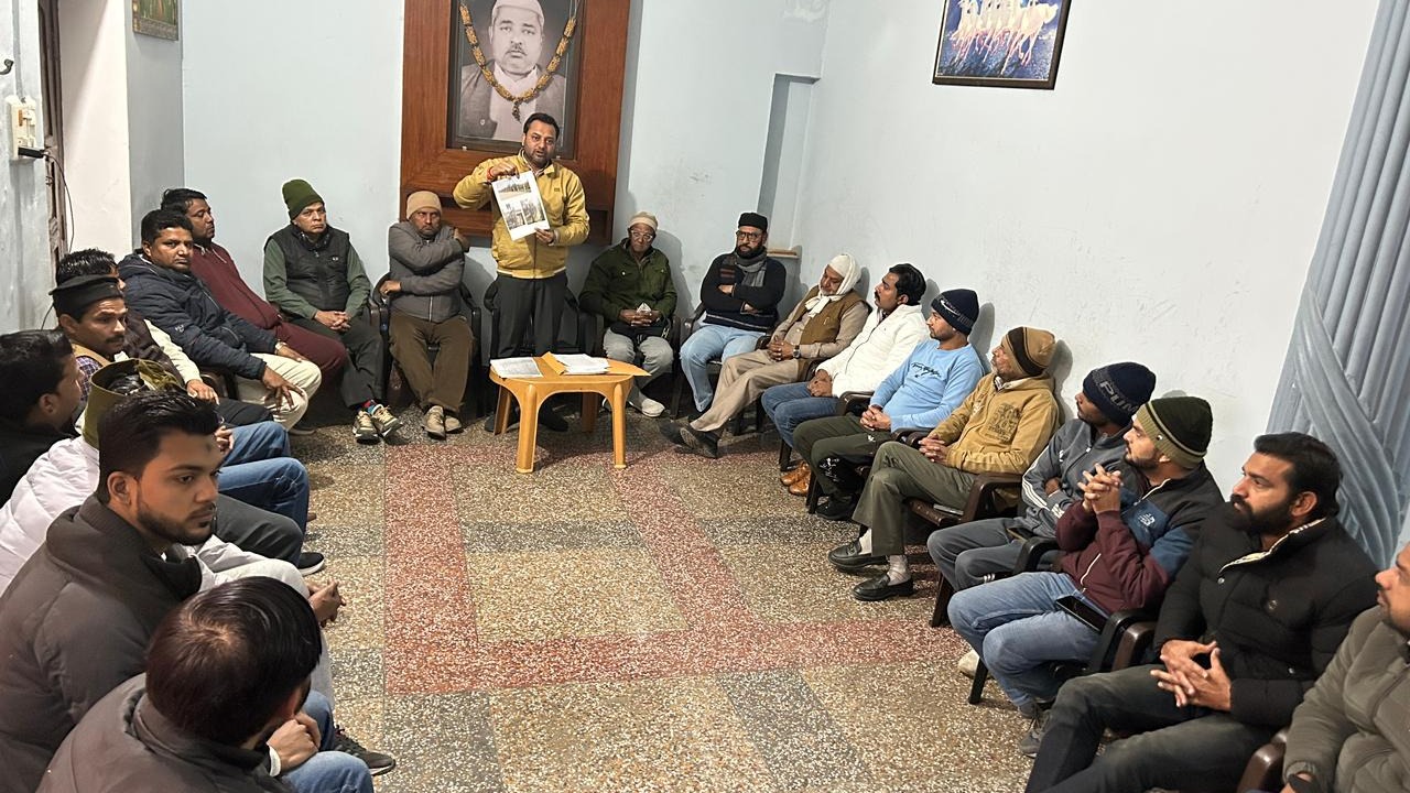 Chak Marg occupation uproar: Journalists protest against SDM Kairana, alleging disobedience of Chief Minister's orders