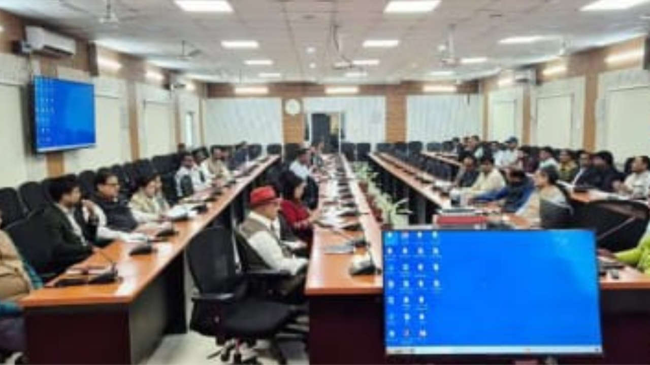 Monday meeting held under the chairmanship of District Officer