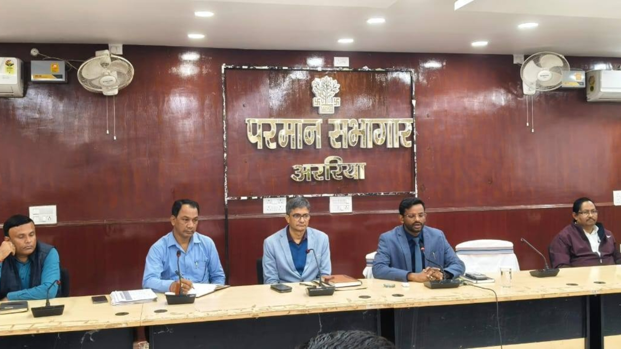 'Monday Meeting' in Araria: DM Anil Kumar thoroughly reviewed the progress of important schemes