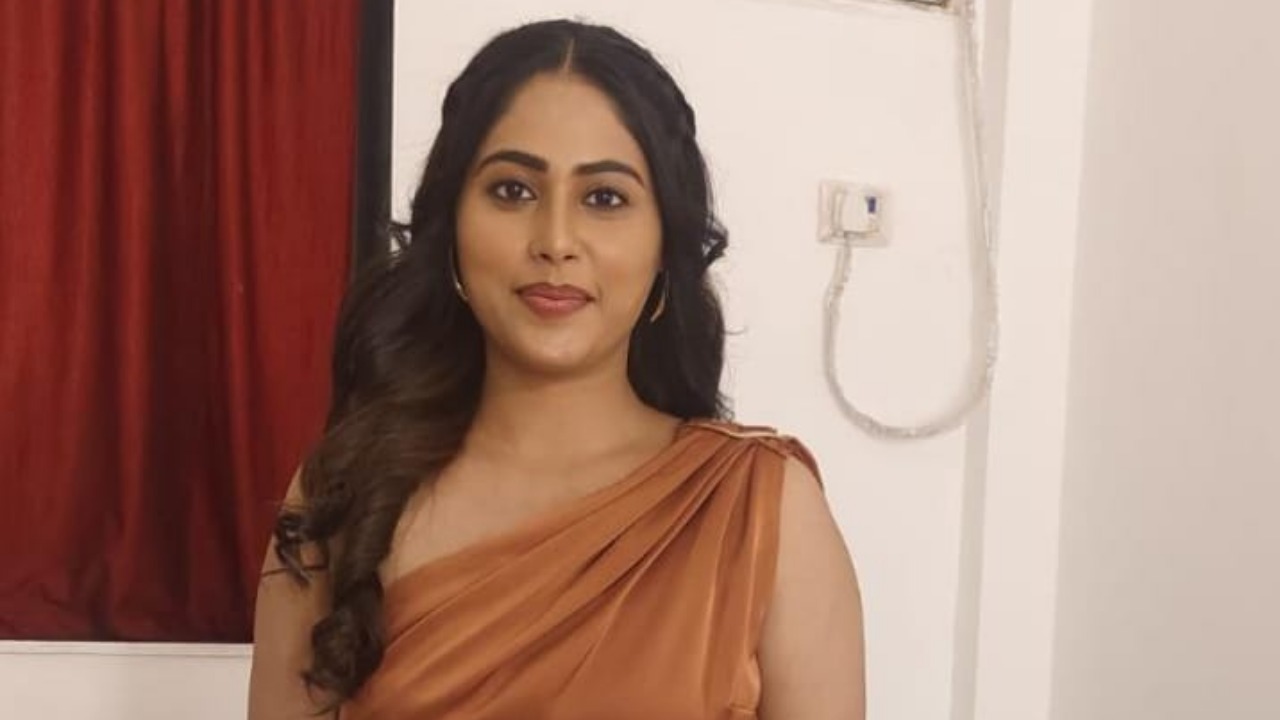 Rashi decides to wear Pushpa's patola saree