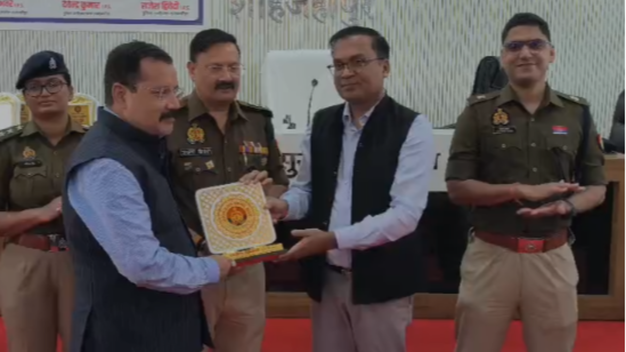 The police line resounded with applause at the Traffic Month closing ceremony in Shahjahanpur.