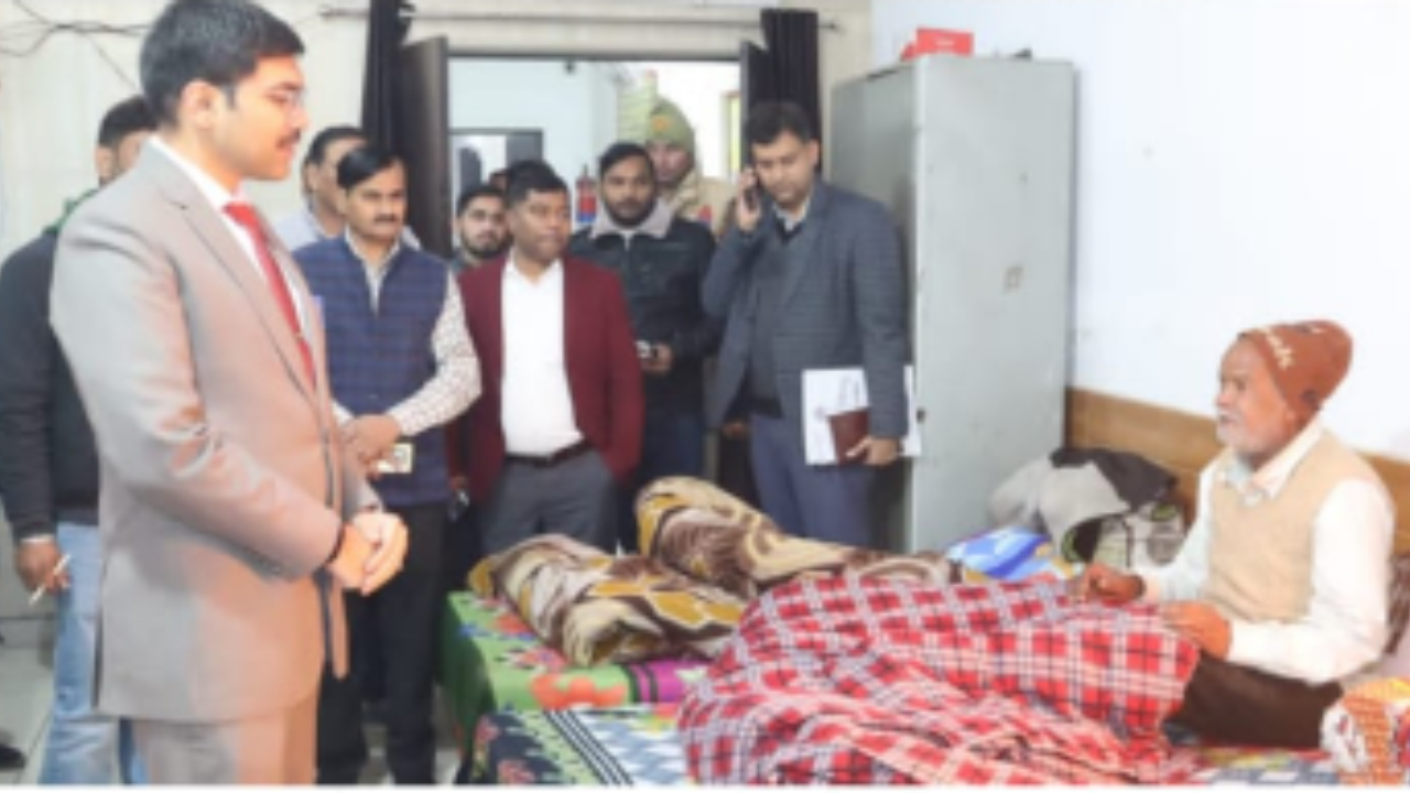 The District Magistrate, alert to the cold wave and the chill, went on a late-night inspection and inspected arrangements at night shelters.