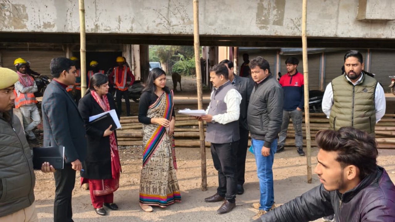 The District Magistrate inspected the damaged Galla Mandi overbridge.