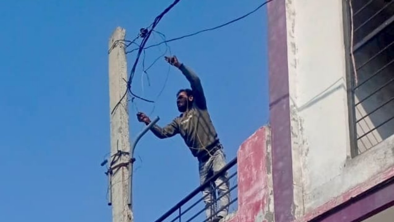 The corporation is maintaining 61,000 lights with its own resources.