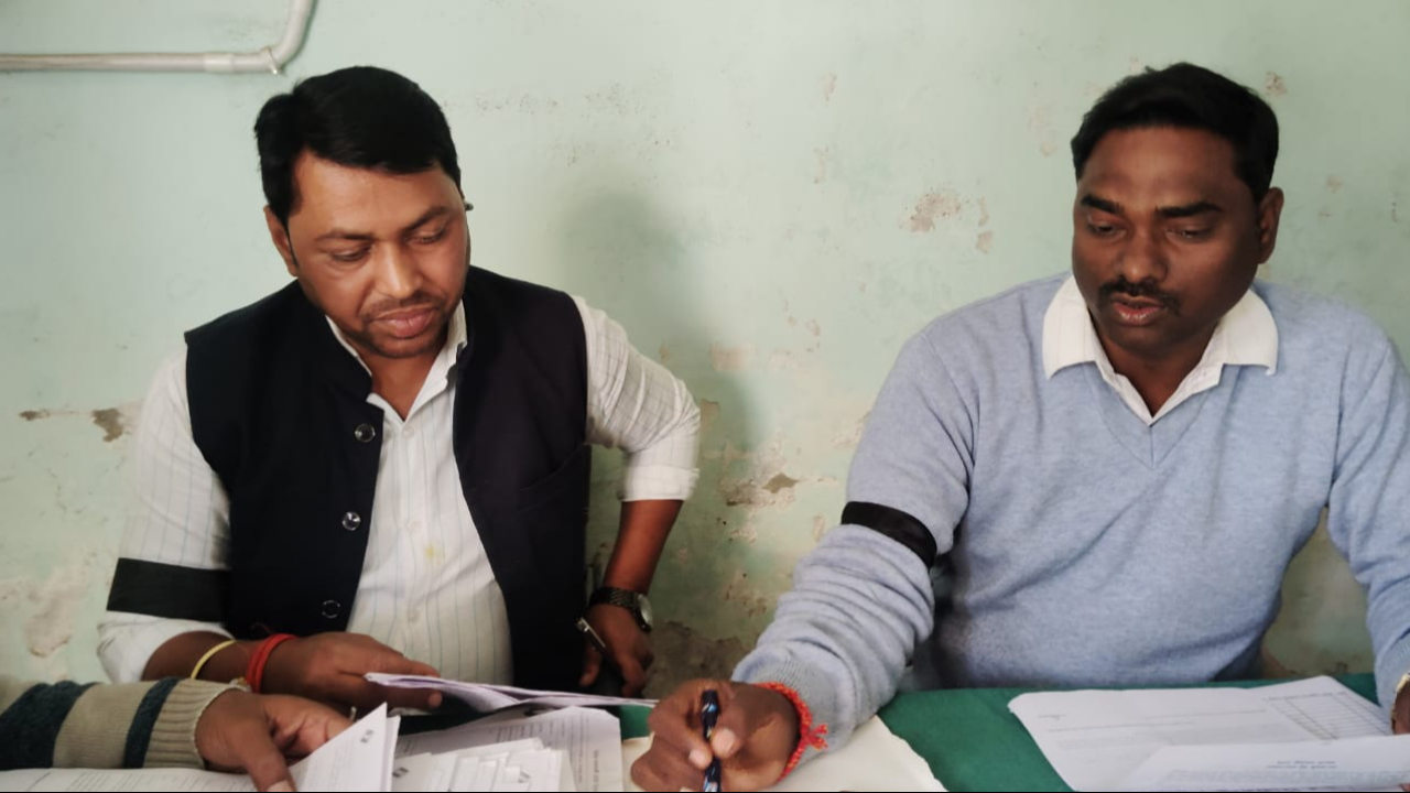 The secretaries' peaceful Satyagraha movement continued for the second day as well, protesting by wearing black bands.