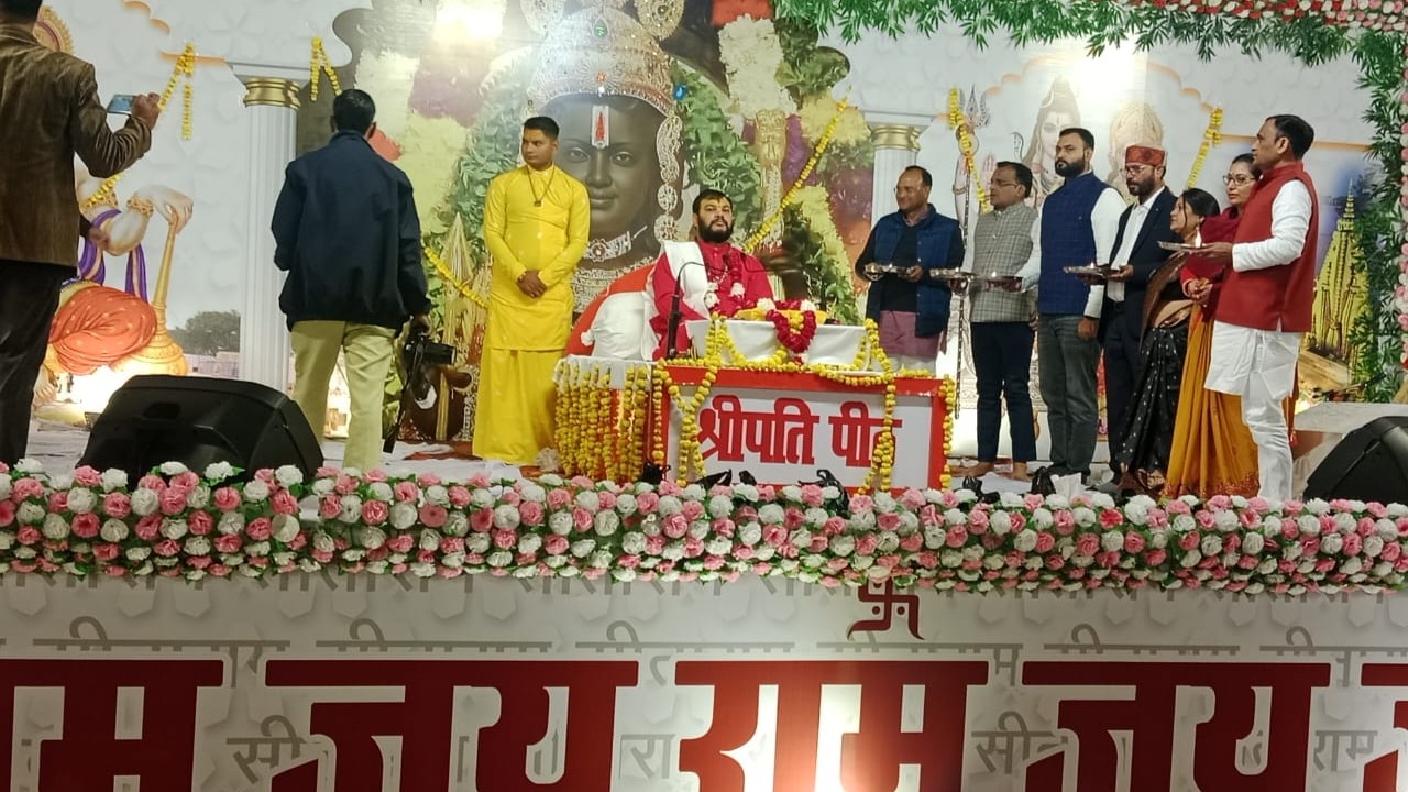 The devotees were overwhelmed after listening to the story of Shri Ram's marriage.