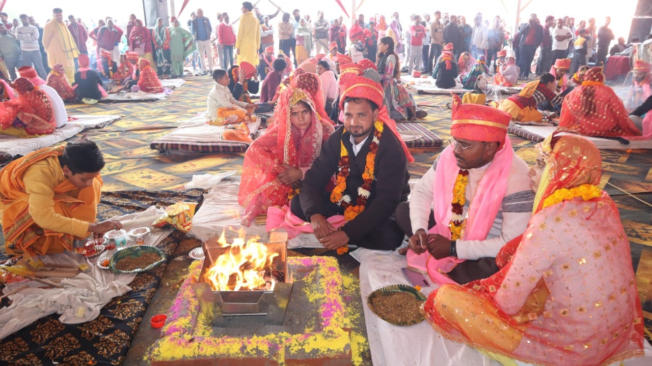 Under the Chief Minister's Mass Marriage Scheme, the marriage of 254 couples was solemnized with all the rituals.