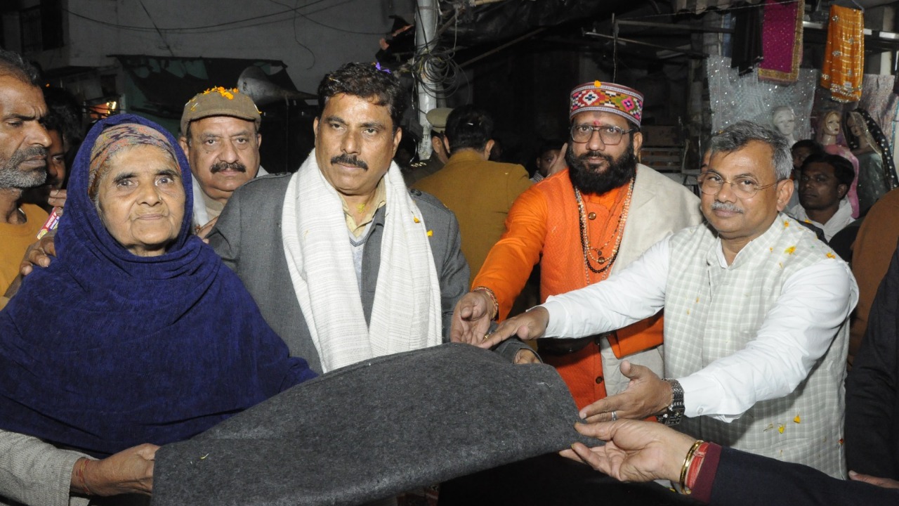 The 9th foundation day of the Uttar Pradesh Chamber of Commerce was celebrated with great pomp at the Raiwala textile market; Radheshyam Narang's birthday was also special.